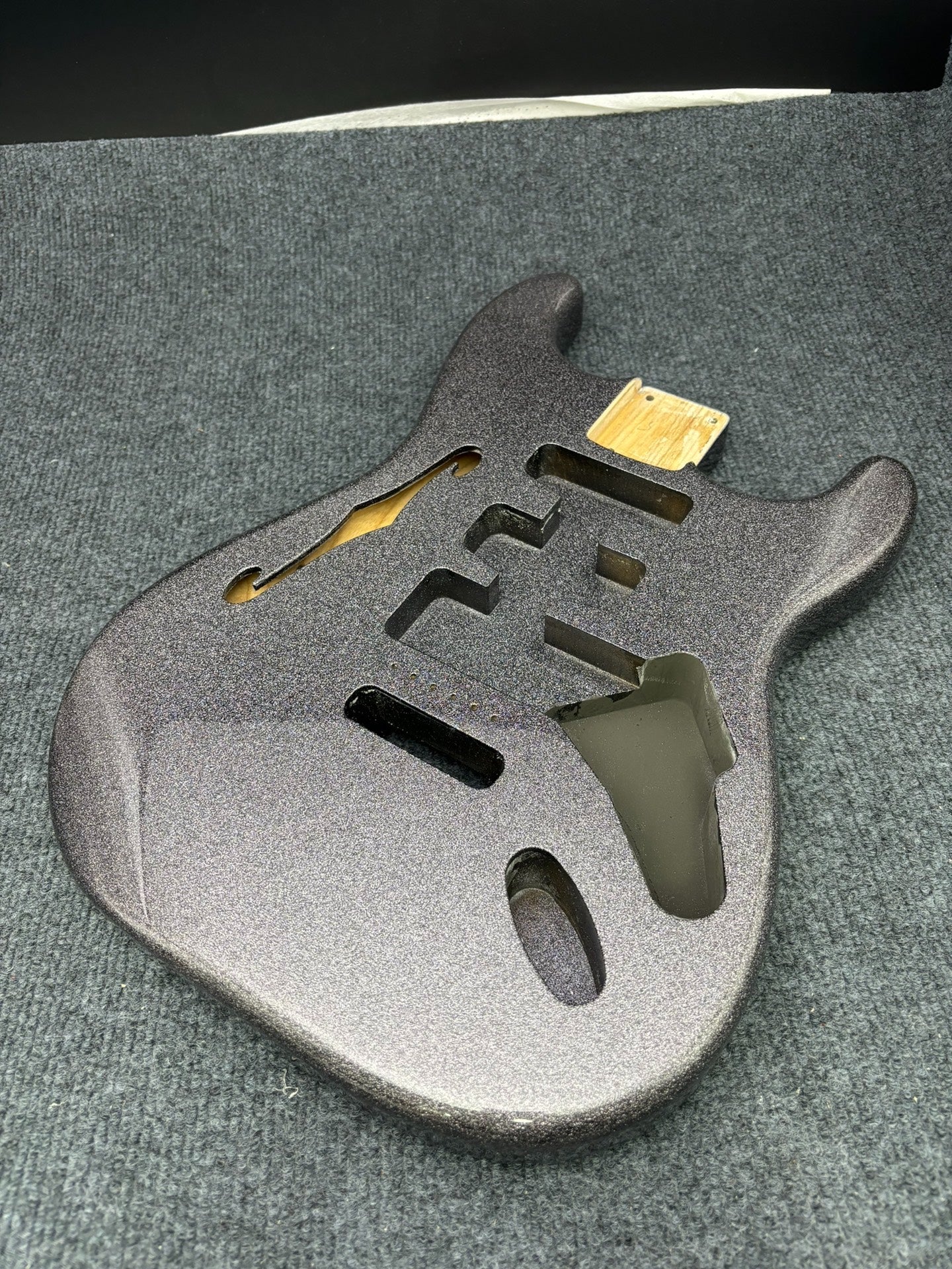 The semi-hollow body of the adapted ST electric guitar is 55.9mm wide and 17mm deep, with standard brass vibrato bridge and customized circuit.